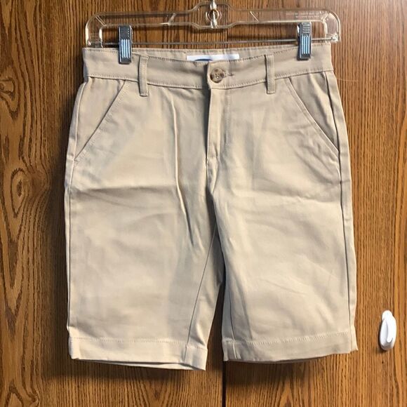 🔥5/20🔥 Old Navy Bermuda Khaki Shorts Sz 12 NWOT - Picture 1 of 6